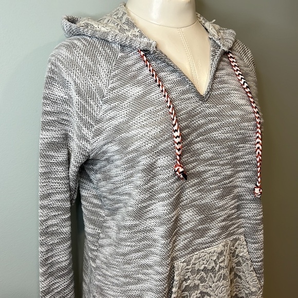 Women’s Gray & Lace Long Sweatshirt - Picture 5 of 12